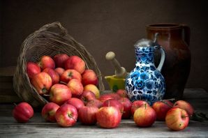 Натюрморт ваза и яблоко