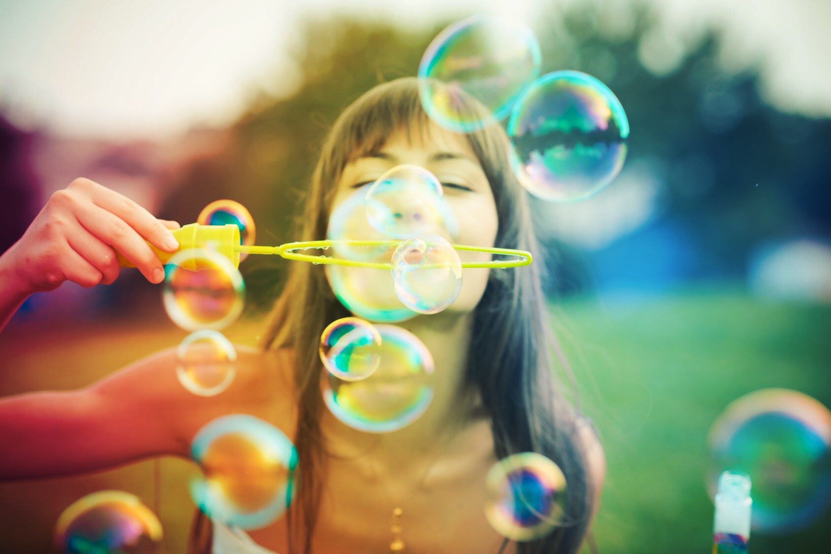 Покажи картинку пузыри. Мыльные пузыри. Девушка с мыльными пузырями. Пускать мыльные пузыри. Фотосессия с мыльными пузырями.