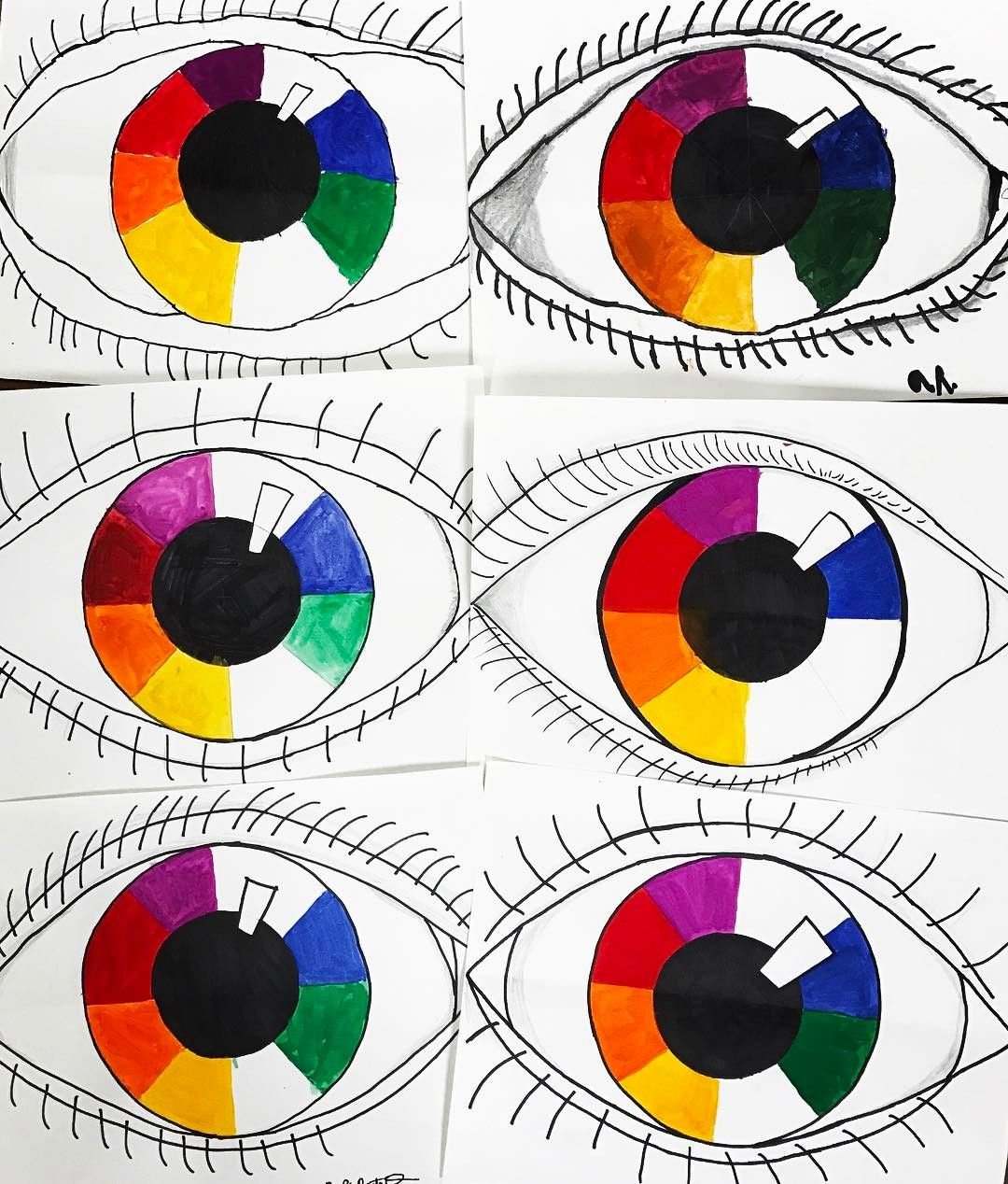 Цветовой круг для теней. Контрастные цвета в иллюстрации. Цветовой круг для глаз. Контраст дополнительных цветов в макияже. Рисование цветного круга.