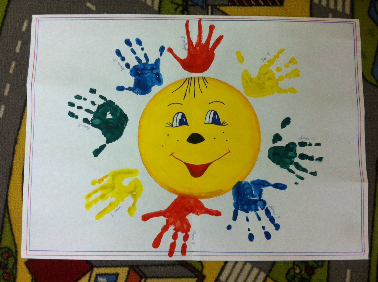 Солнышко пальчиками. Рисование ладошками солнышко. Солнце ладошками рисование. Рисование солнца ладошками младшая группа. Солнышко нарисованное ладошками.