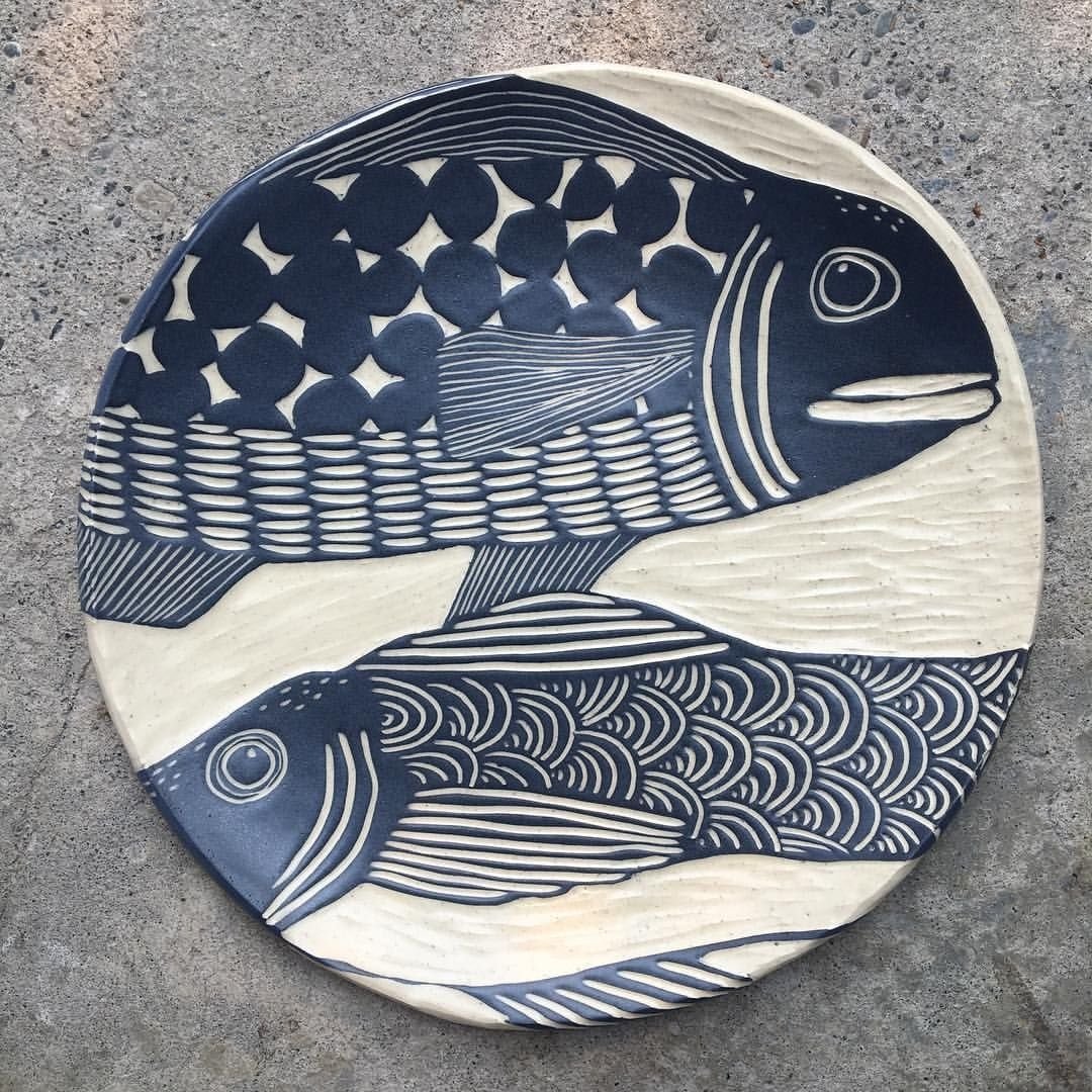 Тарелка рыбка. Сграффито ангоб. Рыбы керамика сграффито. Сграффито керамика тарелка. Техника сграффито в керамике.