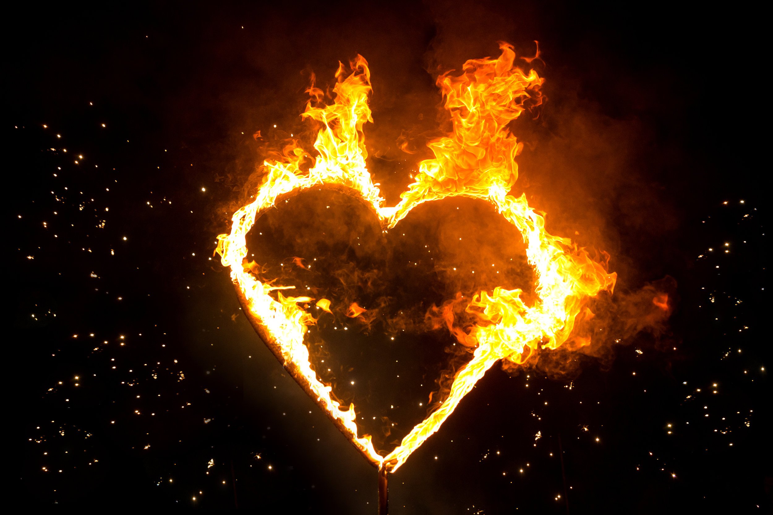 Сердце кипит. Огненное сердце. Горящее сердечко. Сердечко из огня. Горящуу сердце.