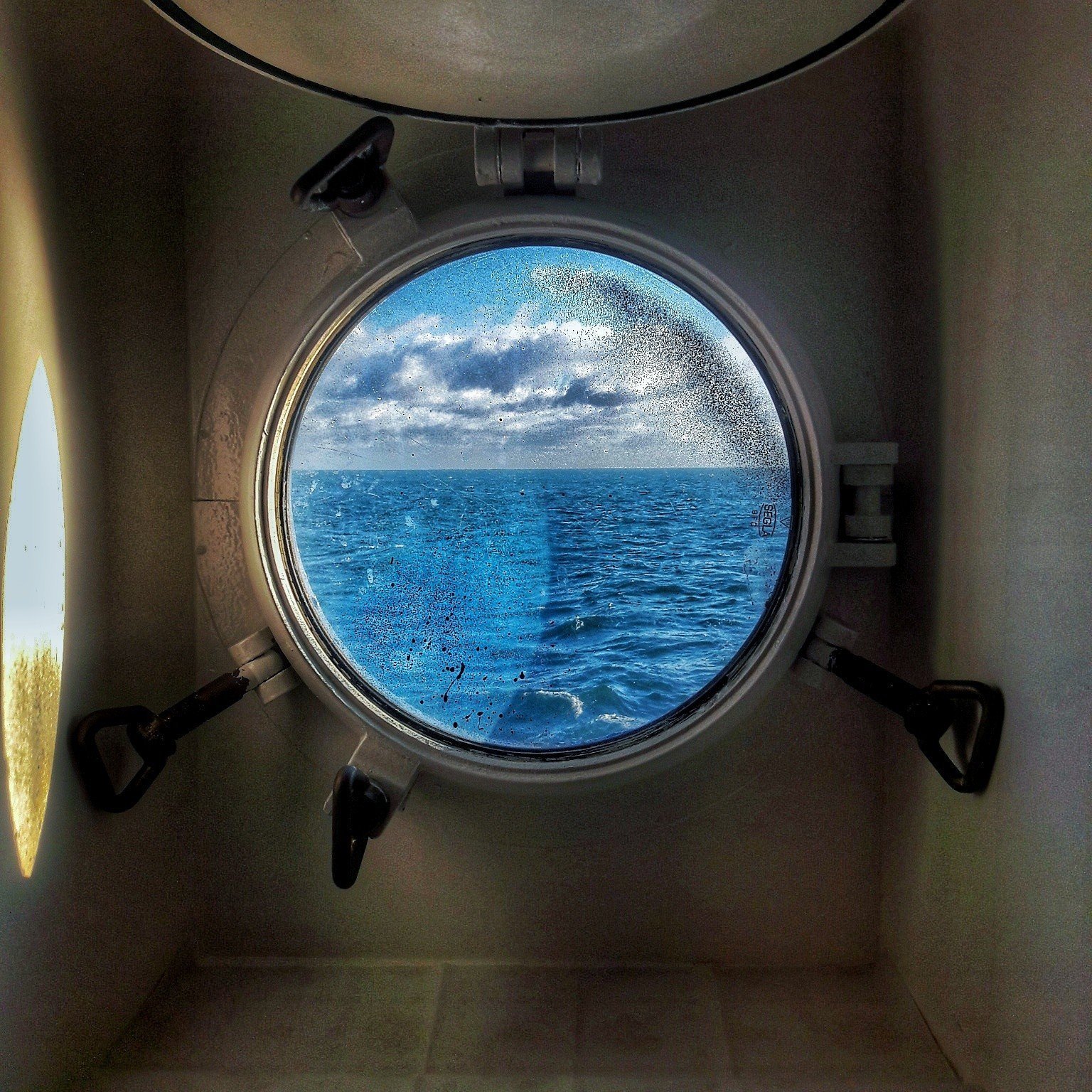 Окно на палубе. Иллюминатор. Иллюминатор подводной лодки. Иллюминатор корабля. Окно подводной лодки.
