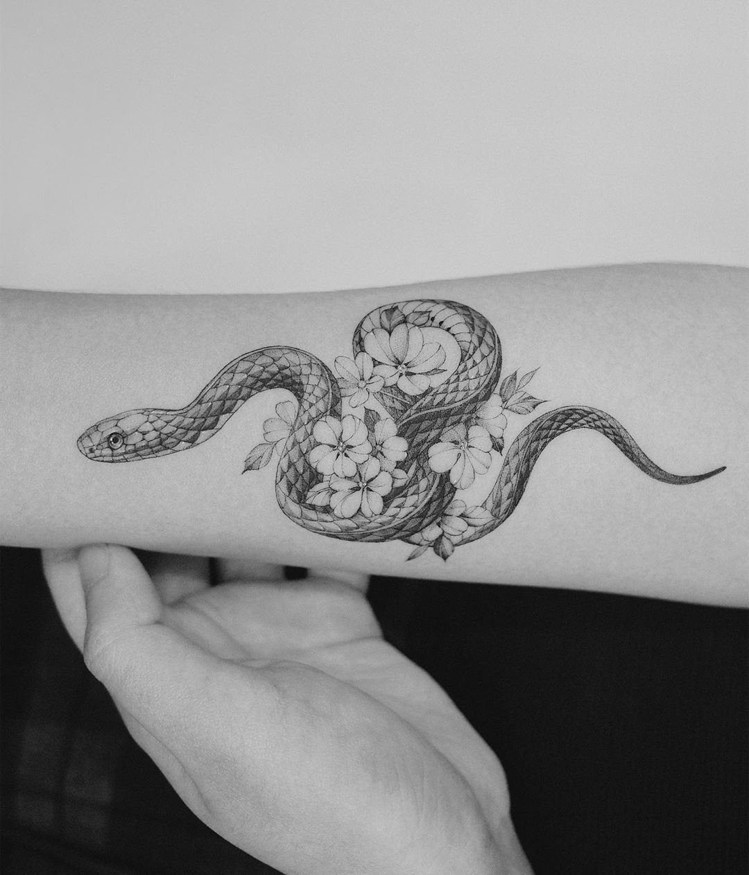 Татуировки змеи для девушек. Тату змея. Тату змея на руке. Тату змеи на руке женские. Тату Кобра.