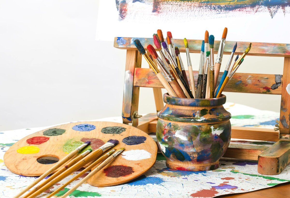 Палитра с красками и кистями