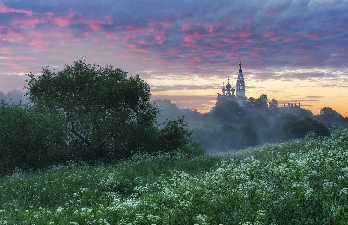 Храм вдалеке