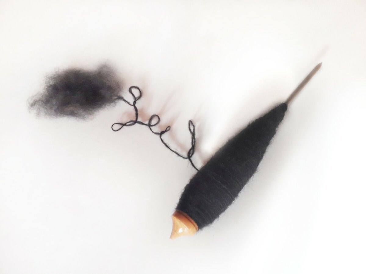 Веретено трех рожковое современное черное