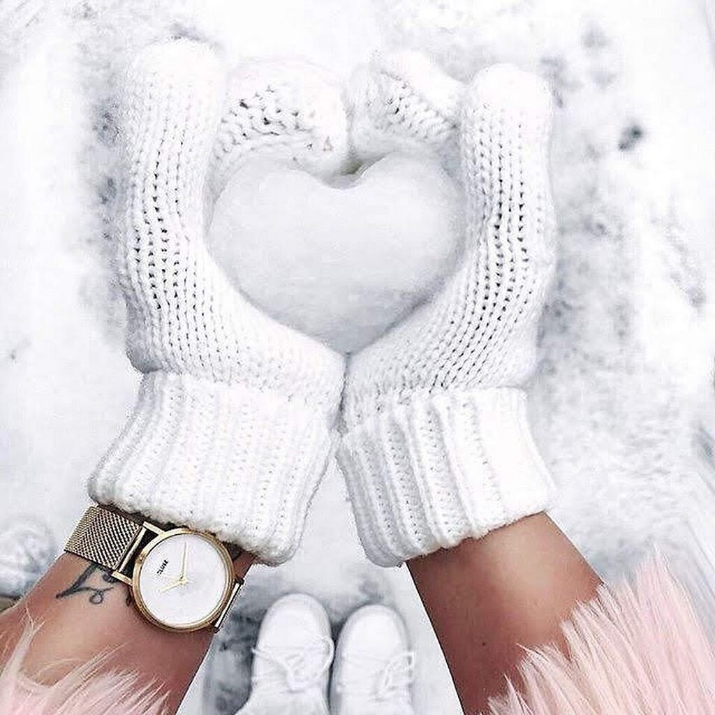 Девушка в варежках зимой