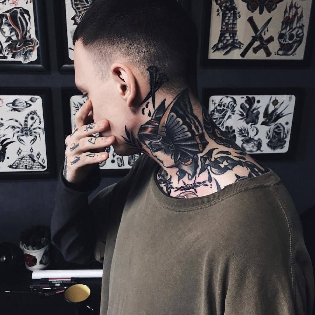 Татуировки мужские на шее