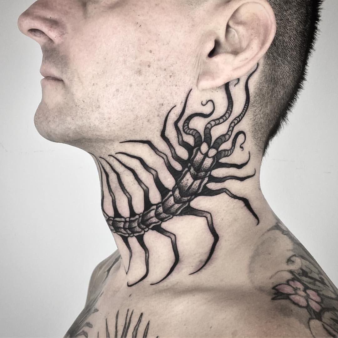 Тату на шее