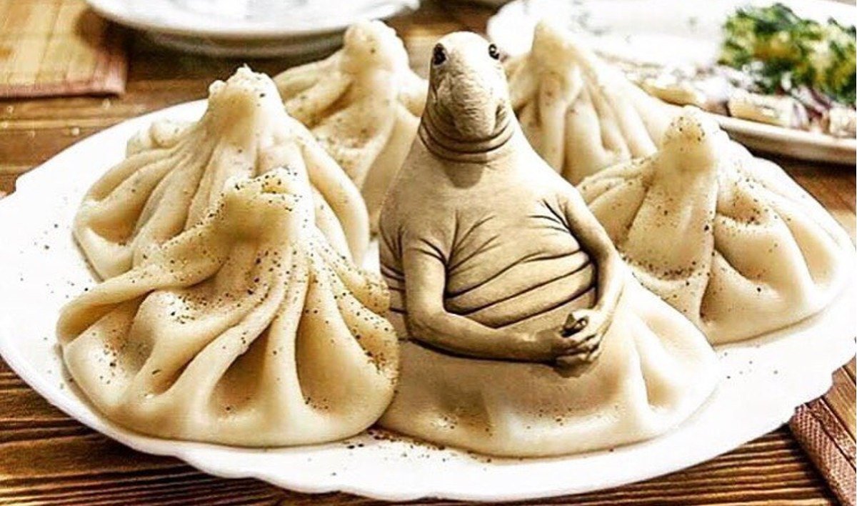 Пельмени в тарелке вектор