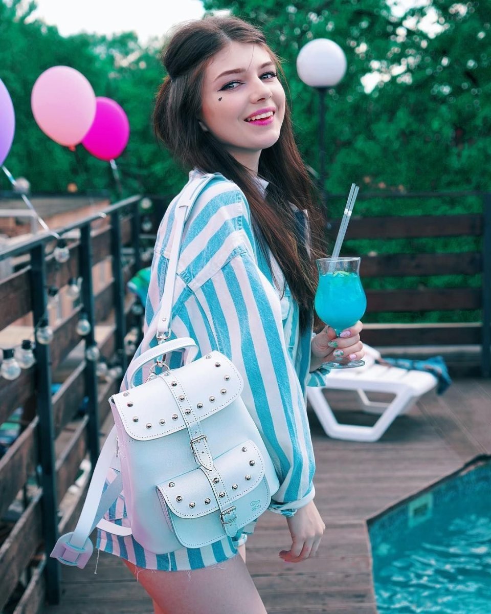 Бьюти шарж блондинка в платье