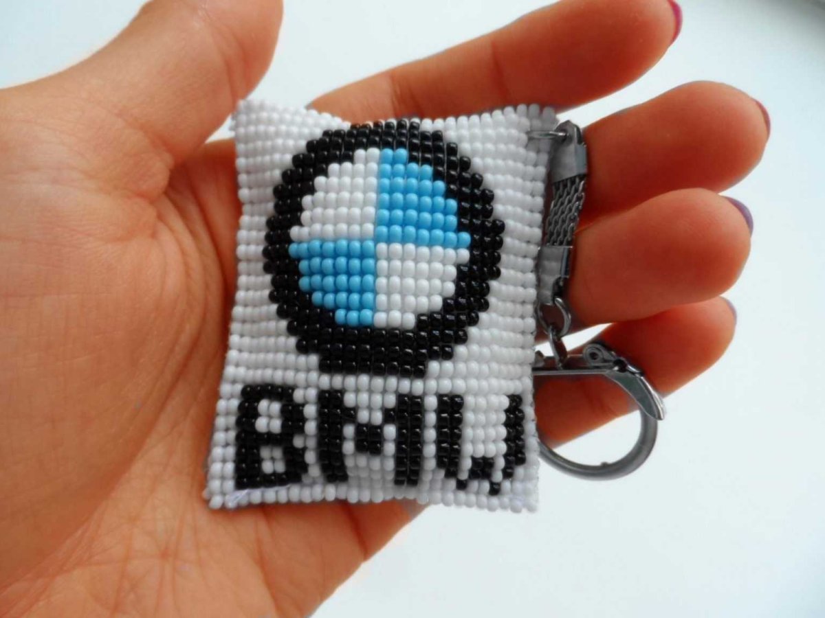 Машина скорой по клеточкам