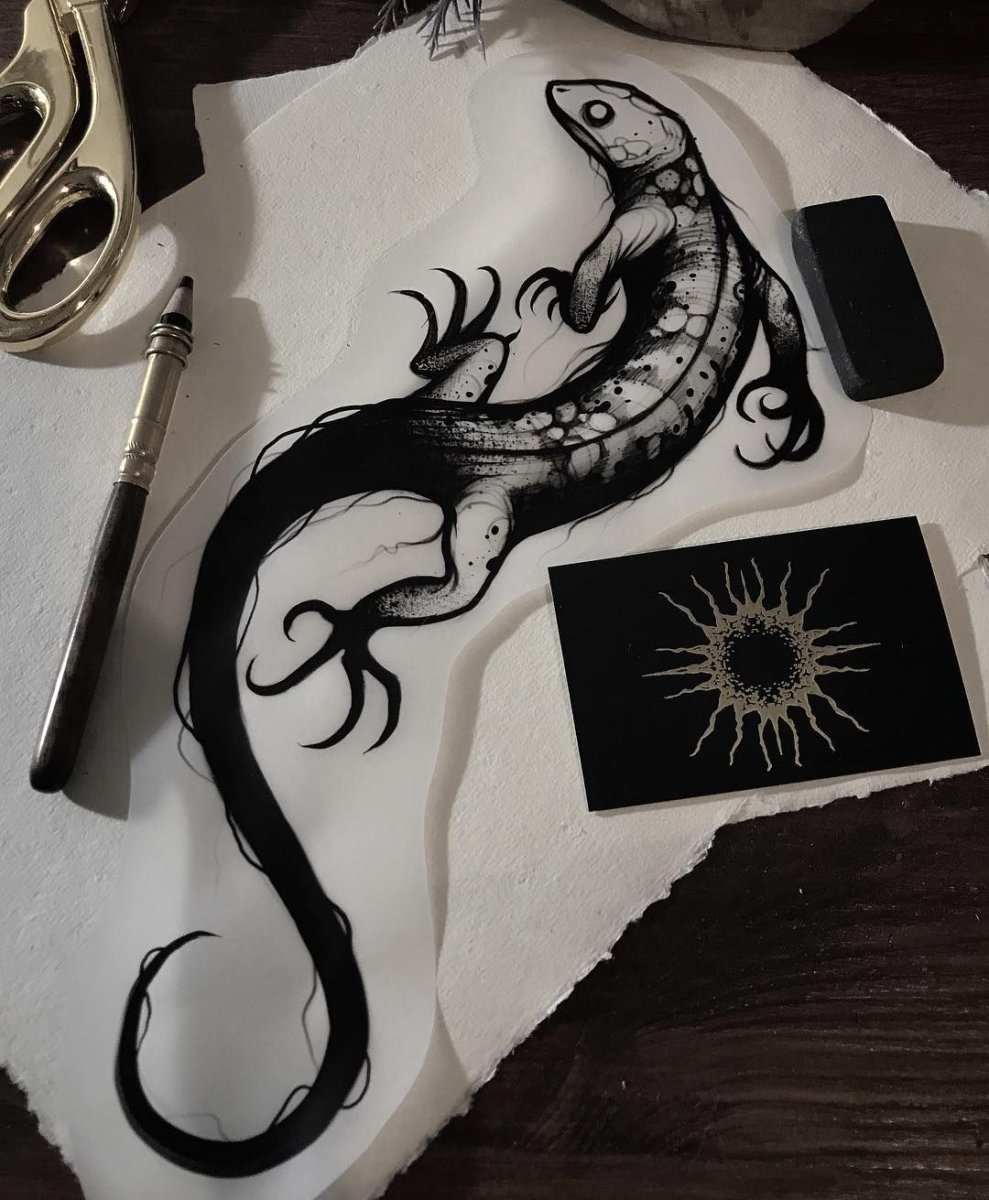 Тату черная ящерица