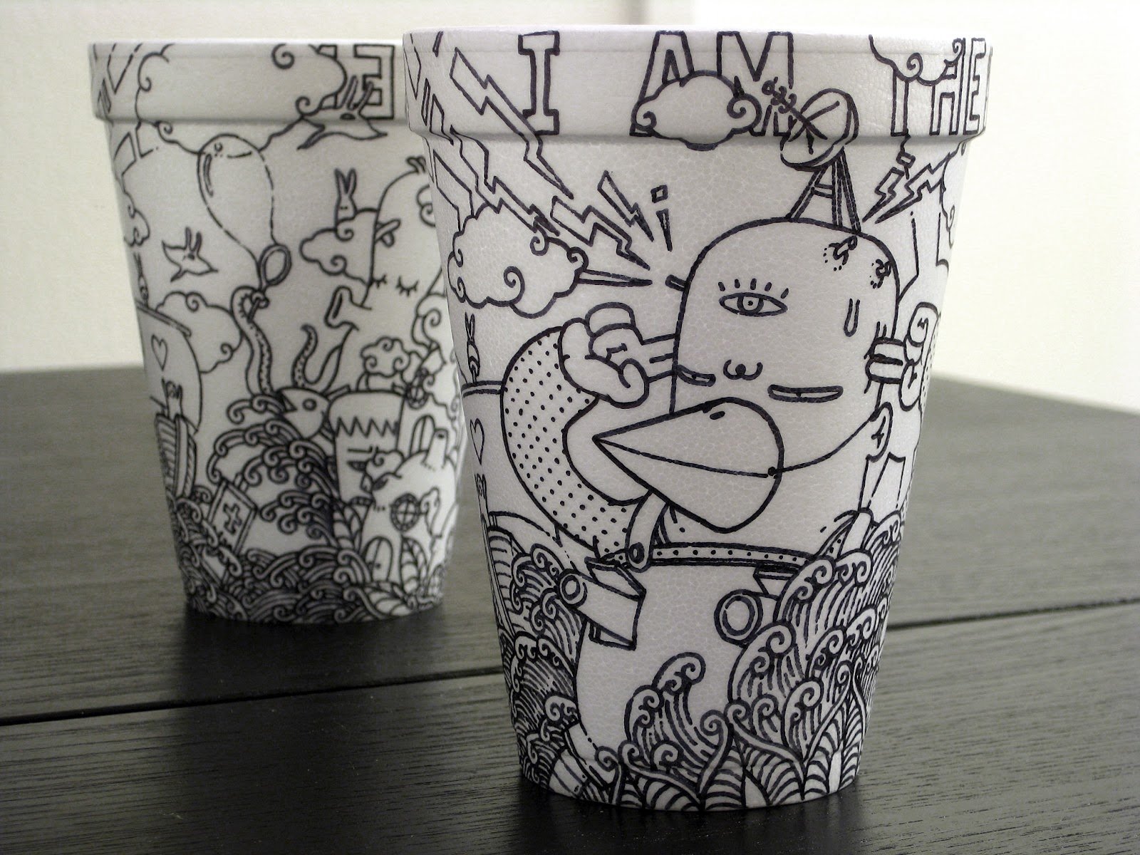 Разрисованная бумага. Разрисованные стаканчики для кофе. Рисунки на бумажных стаканчиках. Роспись стаканчиков для кофе. Стакан кофе рисунок.