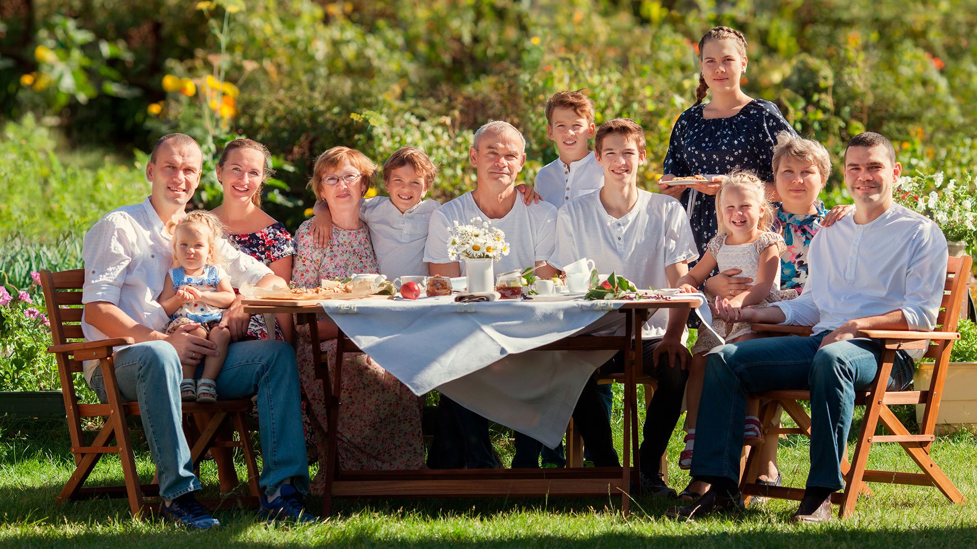 Родственники гостят. Большая дружная семья за столом. Большая счастливая семья. Большая семья за столом. Семья несколько поколений.