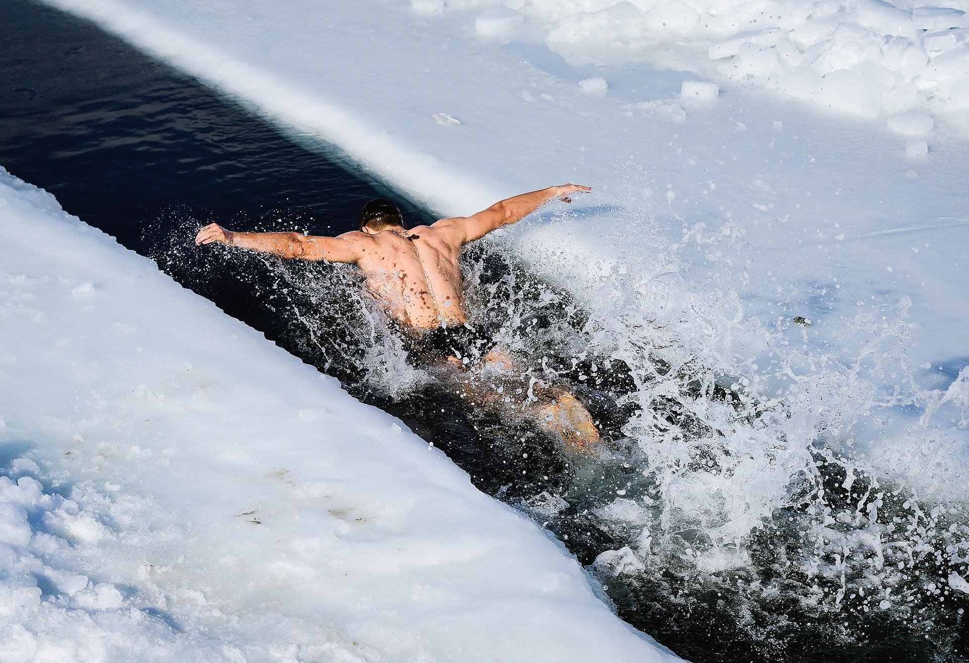 Само купание. Зимнее купание. Моржевание закаливание. Купаться в снегу. Купание в холодной воде.