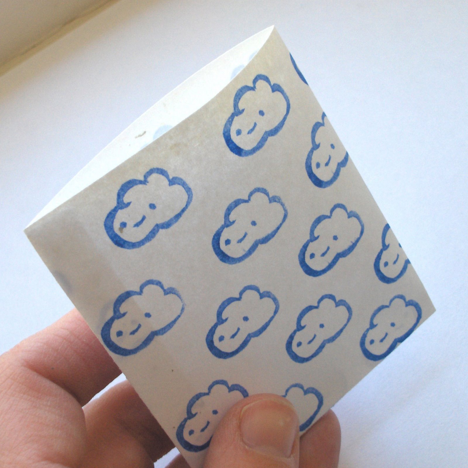 Разрисованная бумага. Пакетики для бумажных сюрпризов. Наклейки для бумажных пакетиков. Бумажные сюрпризы. Маленькие бумажные пакетики.