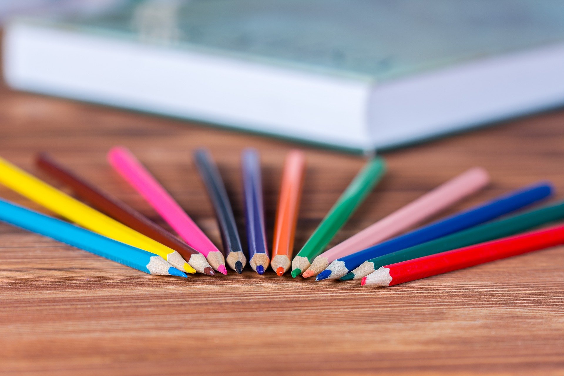 На столе лежат две коробки с карандашами. Карандаши цветные. Карандаши на столе. Цветные карандаши на столе. Бумага и цветные карандаши.