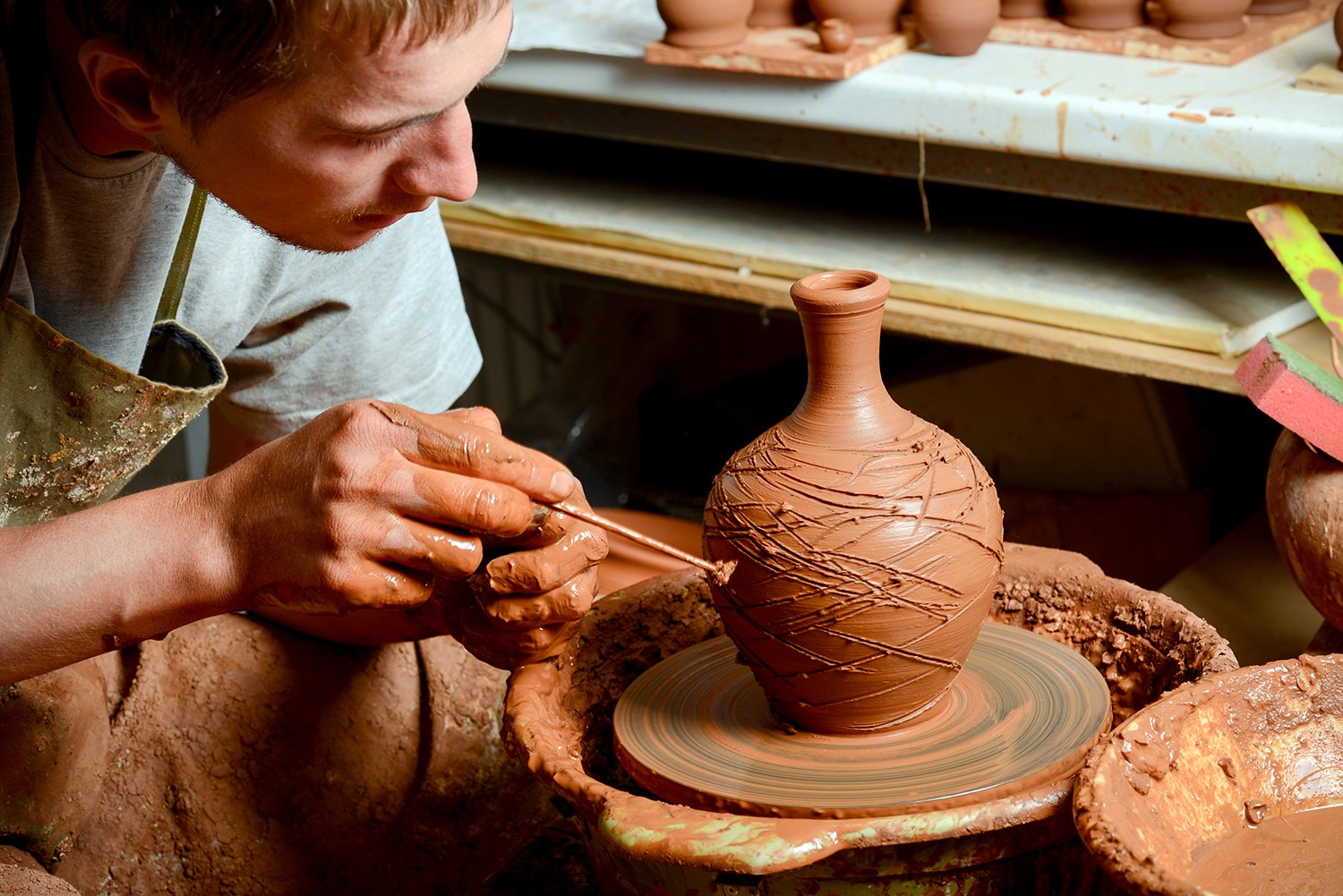 Изготовление глиняной посуды. Гончар керамист. Гончарная мастерская гончарное дело. Гончарное ремесло в Египте. Лепка из глины.