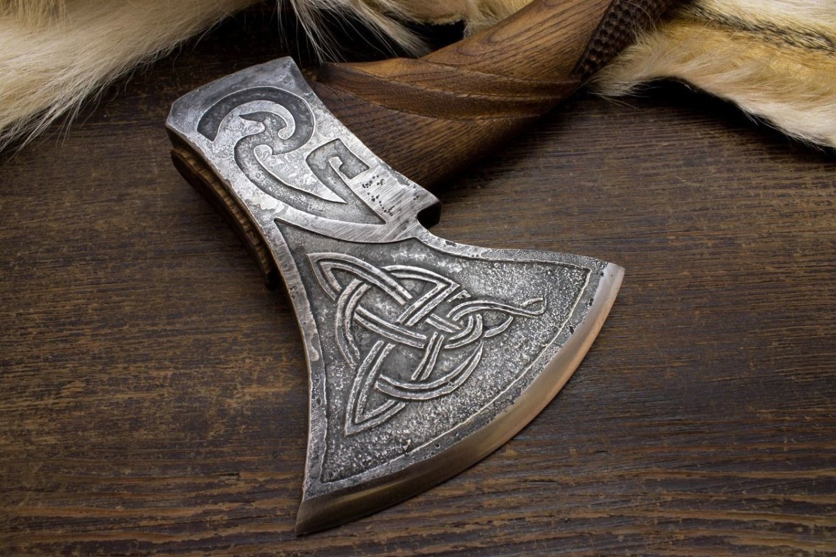 Кельтские узоры на топор