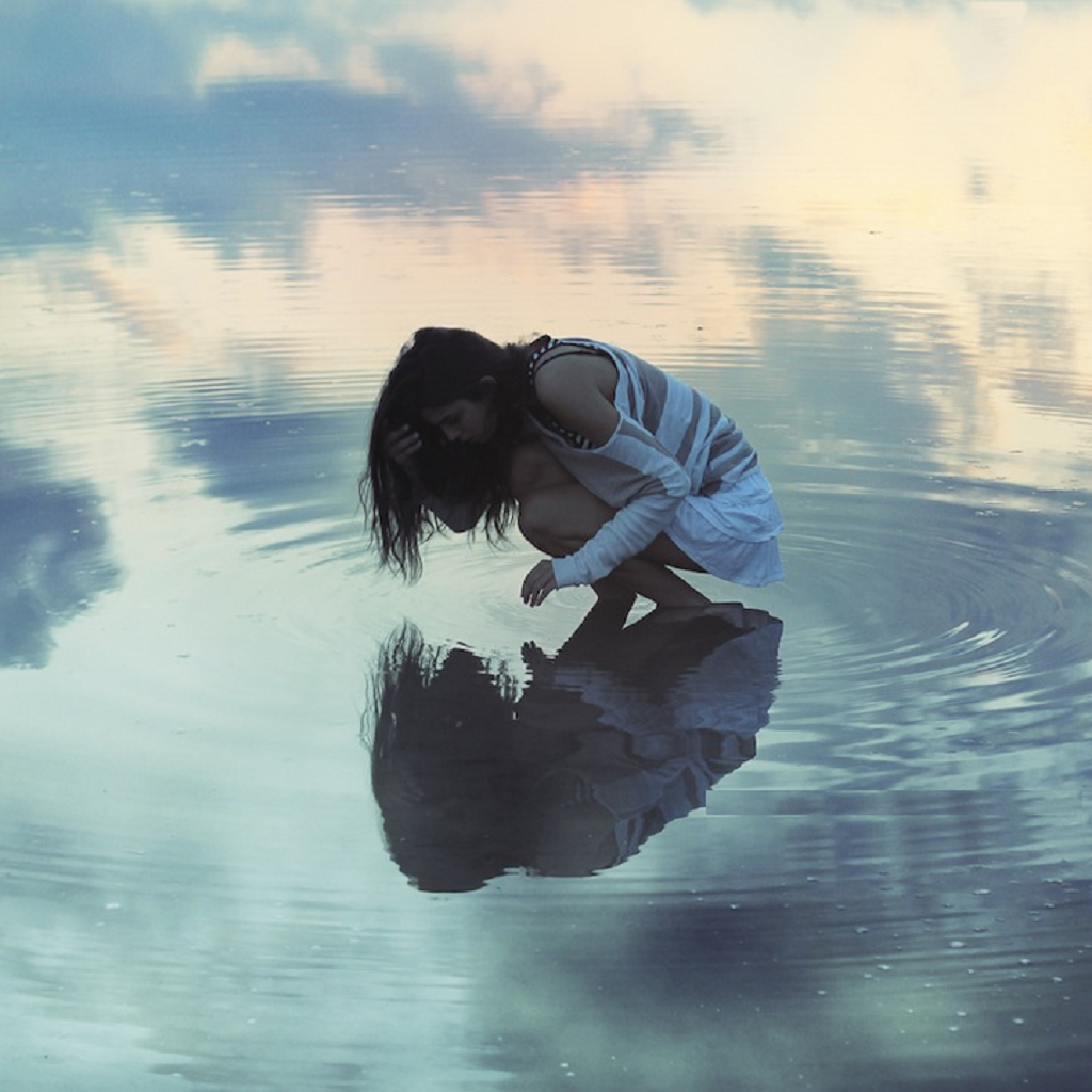 Вижу ее отражение. Отражение человека в воде. Отражение девушки в воде. Девушка сидит у воды. Отражение в воде.