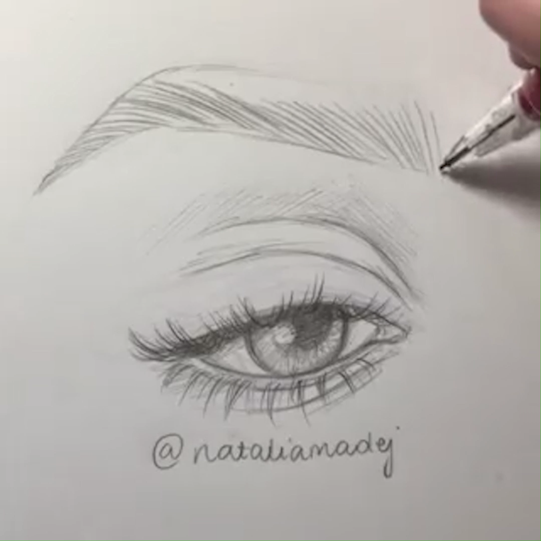 Нарисованный глаз карандашом
